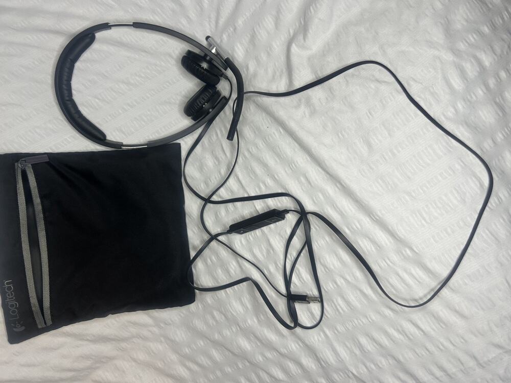 2M Logitech A-00057 USB Headset with Microphone Storage Bag - Tested and Working